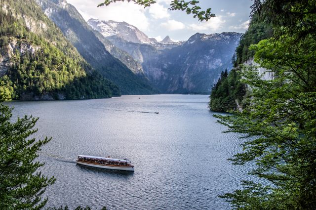 Der Königssee im Berchtesgadener Land ist die Hauptattraktion der Region. Der sagenumwobene See ist nur mit dem Boot befahrbar. Durch die steilen Felswände führt kein Rundweg um den See. Die Bootsanlegestelle ist nur 15 Minuten vom Explorer Hotel Berchtesgaden entfernt.