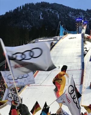 eine sichere Landung beim Auftaktspringen der Vierschanzentournee in Oberstdorf