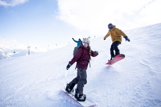 Skiferien in Österreich - Im Skigebiet Hochzillertal erlebst Du auf Ski und dem Snowboard ausgiebigen Pistenspaß in den Bergen. Die ideale Unterkunft ist das Explorer Hotel.