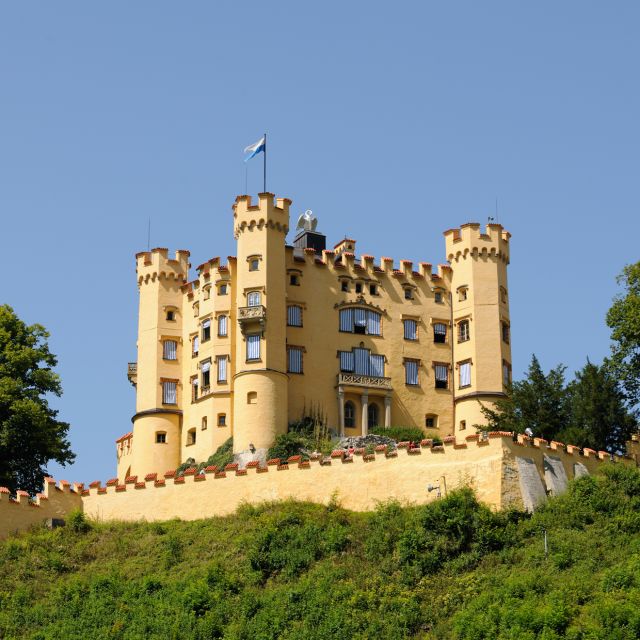 Im Urlaub im Ostallgäu sollte ein Besuch der Königsschlösser nicht fehlen. Das Schloss Hohenschwangau befindet sich direkt neben dem Schloss Neuschwanstein und ist auf jeden Fall einen Besuch wert.