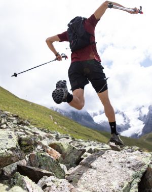 Erlebe einen unvergesslichen Sommer-Urlaub im Explorer Hotel Ötztal in Umhausen und probier Dich statt Wandern auch mal mit Trailrunning in den Bergen aus!