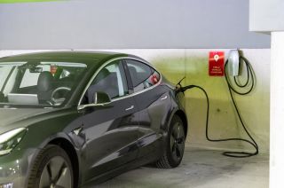 Die Tesla-Ladestation steht in der Tiefgarage der Explorer Hotels für Euch bereit