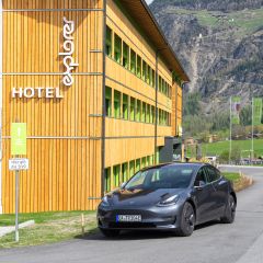 Egal ob Model 3, Model S oder Model X - alle Tesla Modelle laden im Urlaub ihre Akkus wieder auf. Auch andere Elektroautos finden hier eine Ladesäule.