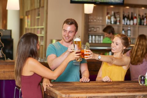Heißgetränke, alkoholfreie Getränke, Bier, Wein, Longdrinks, Cocktails oder Spirituosen - was darf es für Dich sein? Die Explorer Bar hat täglich ab 16.00 Uhr geöffnet.