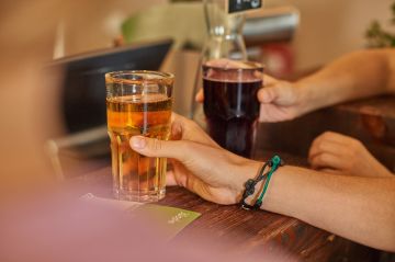 Bar in stilvollem Ambiente - hier kannst Du Deinen Urlaubstag gemütlich ausklingen lassen. Ab 16.00 Uhr gibt es verschiedene Drinks, aber auch Snacks für den kleinen Hunger zwischendurch.