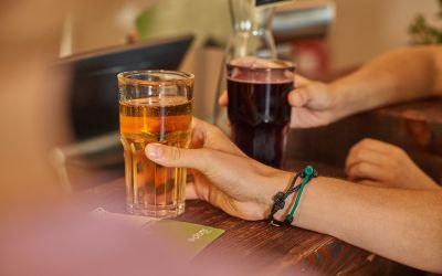 Bar in stilvollem Ambiente - hier kannst Du Deinen Urlaubstag gemütlich ausklingen lassen. Ab 16.00 Uhr gibt es verschiedene Drinks, aber auch Snacks für den kleinen Hunger zwischendurch.