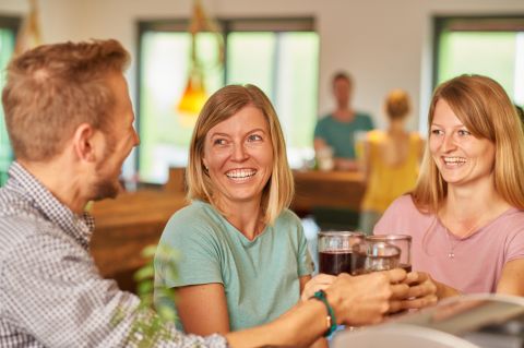 Unsere Explorer Hotelbar hat täglich ab 16.00 Uhr leckere Snacks & Drinks für Dich. Komm vorbei und such Dir was aus der Barkarte aus.