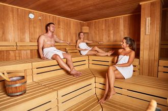 Nach einem ausgiebigen Skitag kannst du in der Finnischen Sauna bei Temperaturen von 80 bis 100℃ gemeinsam mit  deinen Freunden entspannen und den Tag ausklingen lassen.