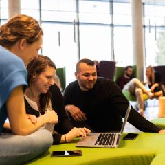 Gruppenarbeiten in der Lounge