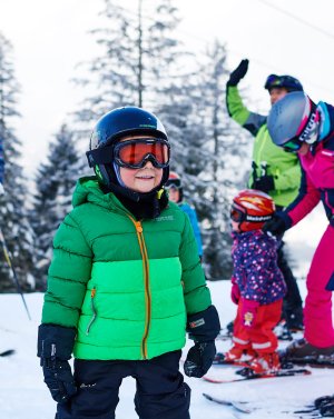 Winterurlaub in Allgäu und Umgebung mit Kindern lässt sich perfekt gestalten dank dem breiten Angebot an Winteraktivitäten, wie Skifahren, Rodeln oder Schlittenfahren.