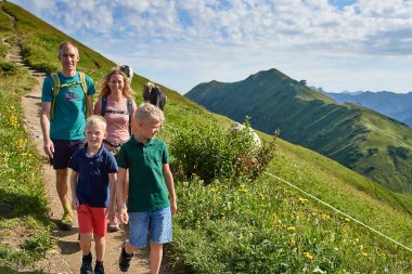 Wandern an der roten Wand